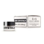 Eine Schachtel mit Endoca CBD Kristalle 99 % (1000 mg reines CBD) neben einem Behälter mit Endoca CBD Kristalle 99 % (1000 mg reines CBD).