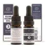 Zwei kleine Fläschchen mit der Aufschrift "Endoca - RAW 3% CBD Öl" mit Tropfer und Schachtel, auf denen die Liste der Inhaltsstoffe und die Kontaktinformationen von Endoca angegeben sind.