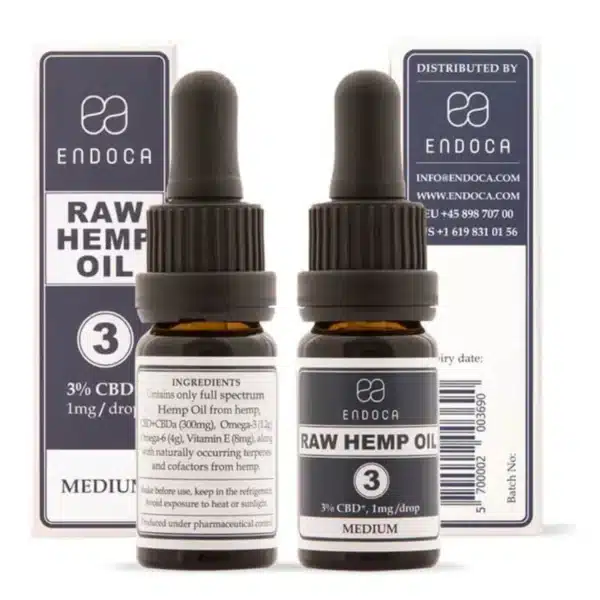 Zwei kleine Fläschchen mit der Aufschrift "Endoca - RAW 3% CBD Öl" mit Tropfer und Schachtel, auf denen die Liste der Inhaltsstoffe und die Kontaktinformationen von Endoca angegeben sind.