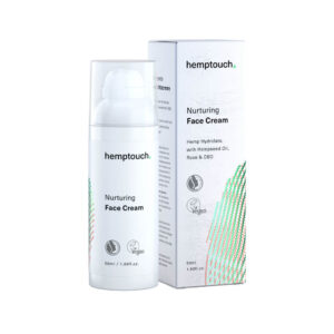 Neben der Verpackung steht eine weiße Flasche Hemptouch pflegende Gesichtscreme mit CBD (50 ml), auf der Hanfsamenöl, Rose und CBD abgebildet sind. Symbole für vegan und tierversuchsfrei sind sichtbar.