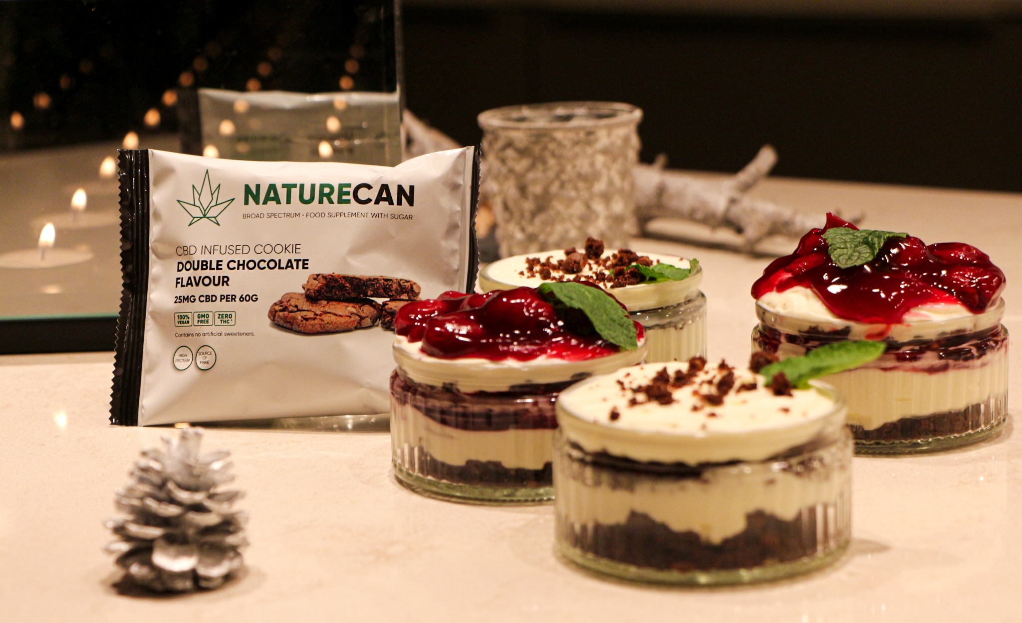 Drei Desserts stehen auf einem Tisch neben einer Tüte naturecan.