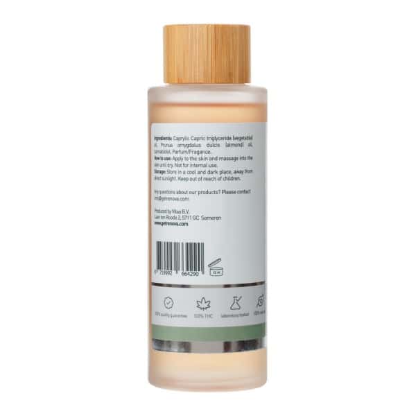 Eine Flasche Renova Massageöl mit CBD (100 ml) mit Holzverschluss, duftend nach Lavendel, Vanille & Orange.