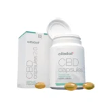 Eine Flasche und Schachtel Cibdol 5 % CBD Kapseln 2.0, die 8,3 mg Vollspektrum-CBD pro Kapsel enthalten, wobei im Vordergrund drei Kapseln zu sehen sind.
