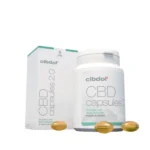 Abgebildet sind eine Flasche und eine Schachtel Cibdol - 5% CBD Kapseln 2.0 (60 Stück - 8,3 mg), davor drei lose Kapseln.