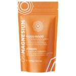 Ein versiegelter orangefarbener Beutel mit der Aufschrift „Good Mood Magnesium Bath Flakes“ mit Text in Englisch und Ungarisch. Auf der Vorderseite sind Produktdetails angegeben, darunter Gewicht (1000 g / 35,3 oz) und Inhaltsstoffe.