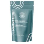 Eine blaugrüne 1000-g-Tüte (35,3 oz) mit OSIMAGNESIUM-Badeflocken für Magnesiumbäder, mit englischem und ungarischem Text.