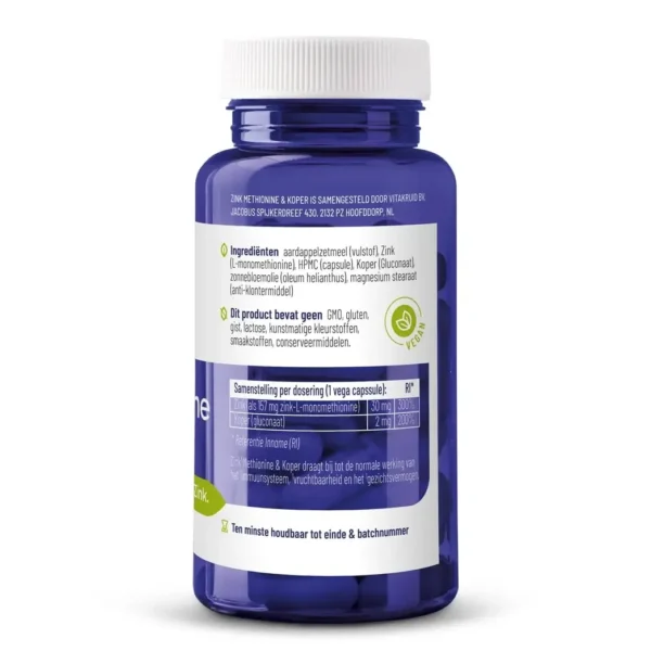 Eine blaue Flasche mit weißem Deckel, auf der Nährwertangaben, Inhaltsstoffe und Qualitätssymbole zu Vitakruid – Zink-Methionin & Kupfer (90 vegane Kapseln) auf Niederländisch und Englisch auf einem weißen Etikett gedruckt sind.